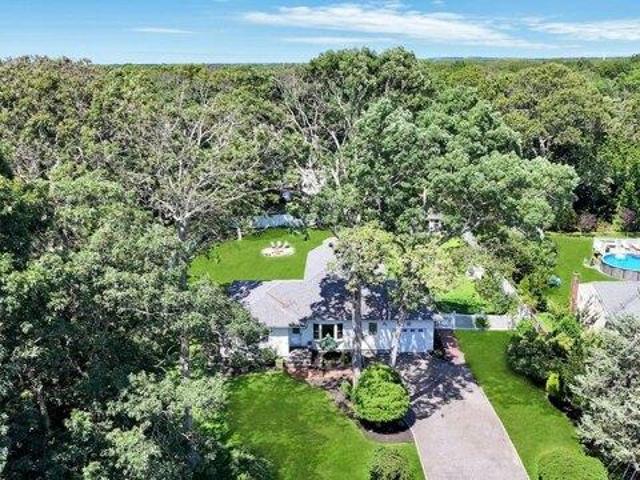 House for sale in Moriches