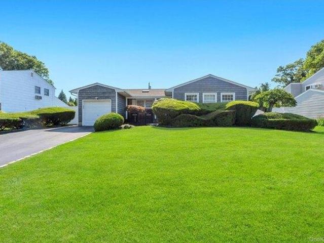 House for sale in Smithtown, New York