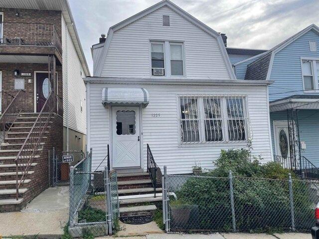 House for sale in Babbitt, North Bergen