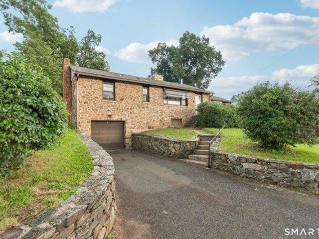 House for sale in Montowese, North Haven