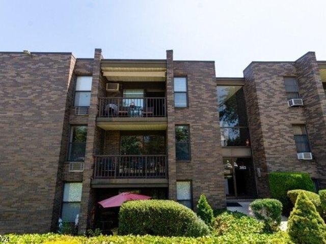 Condo for sale in Green Knoll Condominiums, Nutley