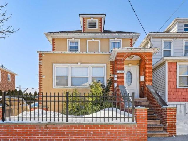 House for sale in The Bronx, Arverne