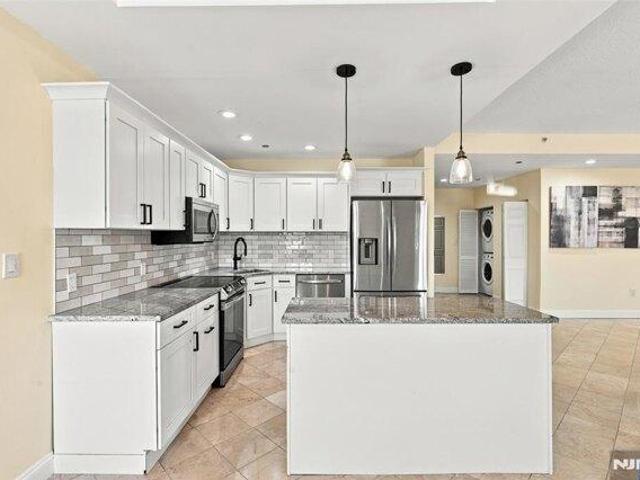 Condo for sale in Palisades Park, New Jersey