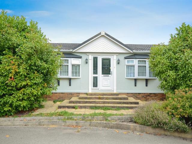 Park Home for sale in Slip End, Bedfordshire