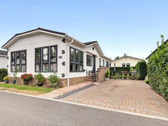 Park Home for sale in Barkham, Finchampstead