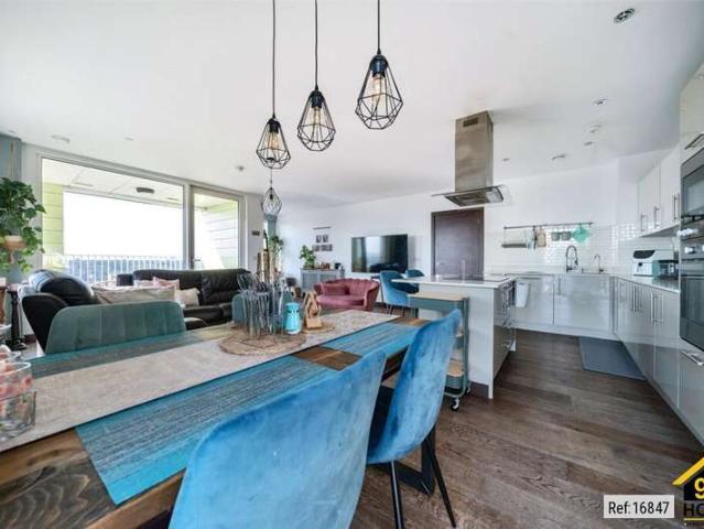 Apartment for sale in East Greenwich, Greater London