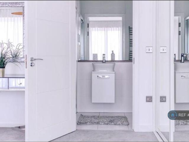 Apartment for rent in Cat Hill, England