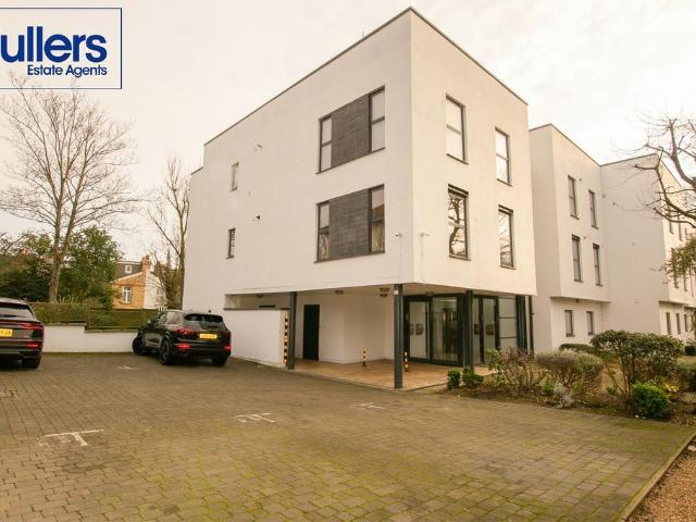 Flat for sale in Winchmore Hill, Palmers Green