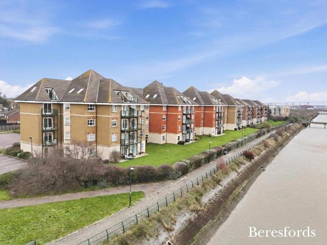 Flat for sale in Purfleet, Essex