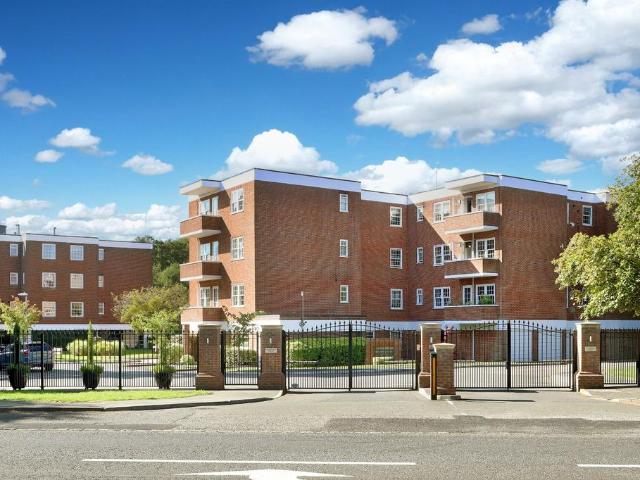 Flat for sale in Gerrards Cross, Denham