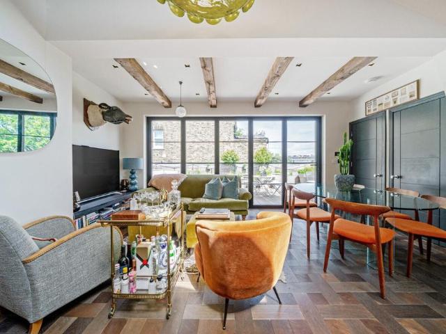 Flat for sale in Clapham, Greater London