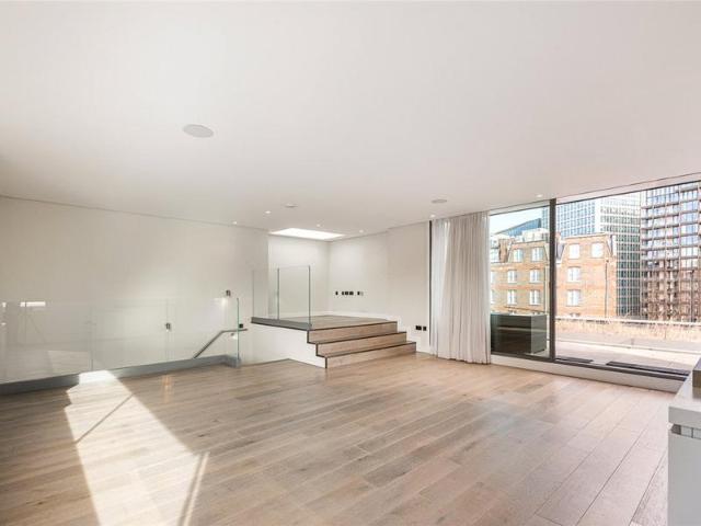 Flat for sale in Victoria, Greater London