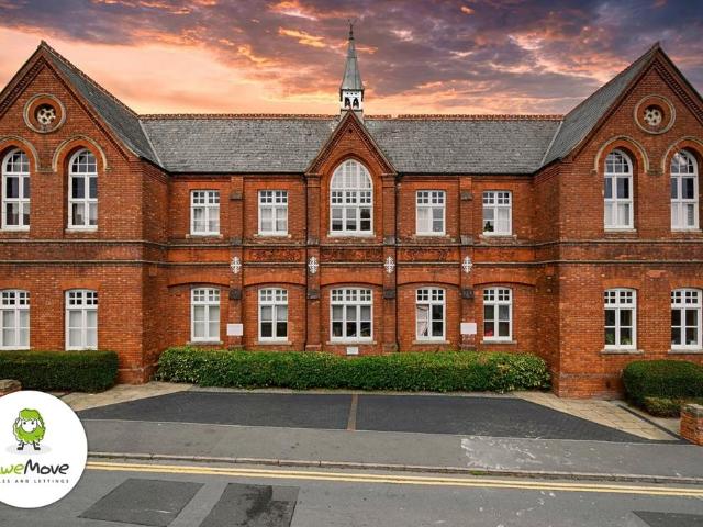 Flat for sale in Okus, Swindon