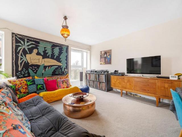 Flat for sale in Streatham Hill, Greater London