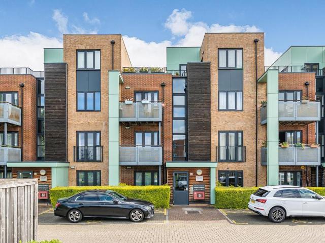 Flat for sale in London Borough of Merton, Mitcham
