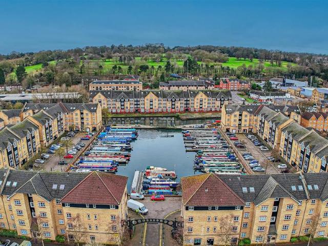 Flat for sale in Dolittle Meadows, Dacorum