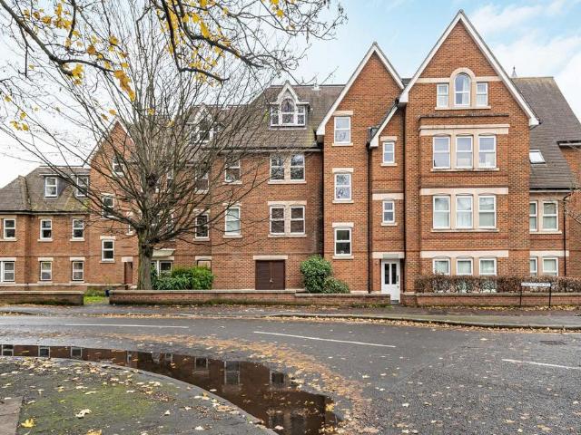 Flat for sale in Horsell, Woking
