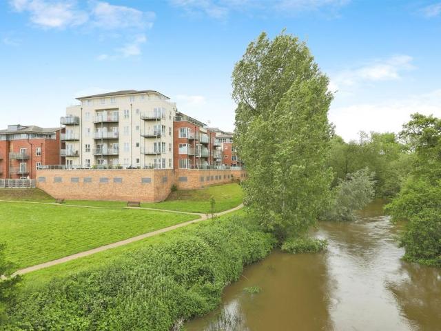 Flat for sale in Emscote, Warwick