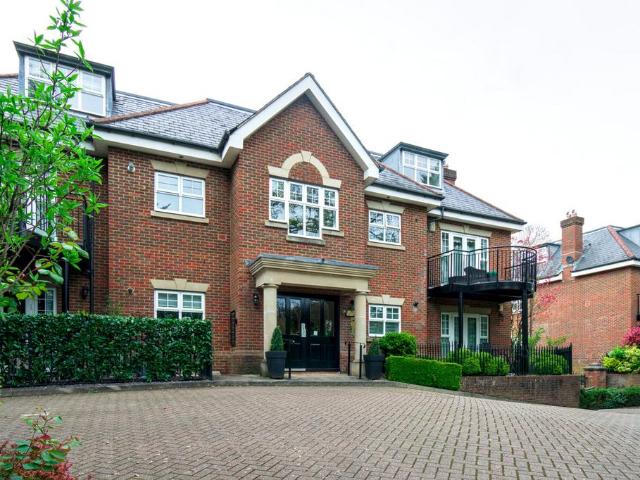 Flat for sale in Harrow Weald, Greater London