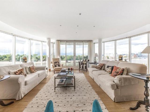 Flat for sale in Wandsworth, Greater London