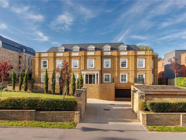 Flat for sale in Radlett, Hertfordshire