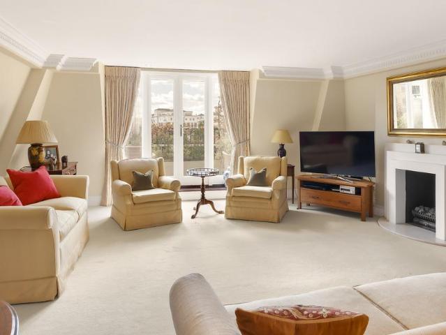 Flat for sale in Royal Borough of Kensington and Chelsea, Greater London