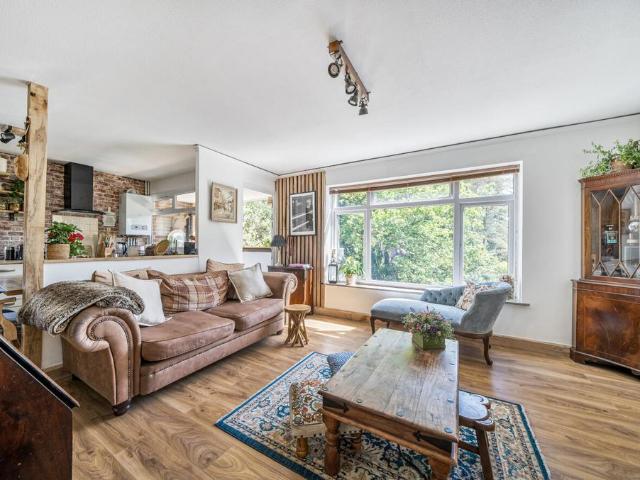 Flat for sale in Fole, Surrey