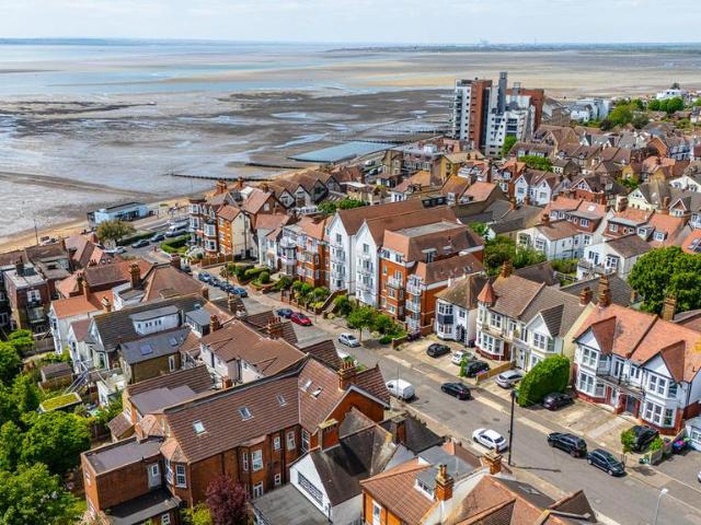 Flat for sale in Alton Barnes, Essex
