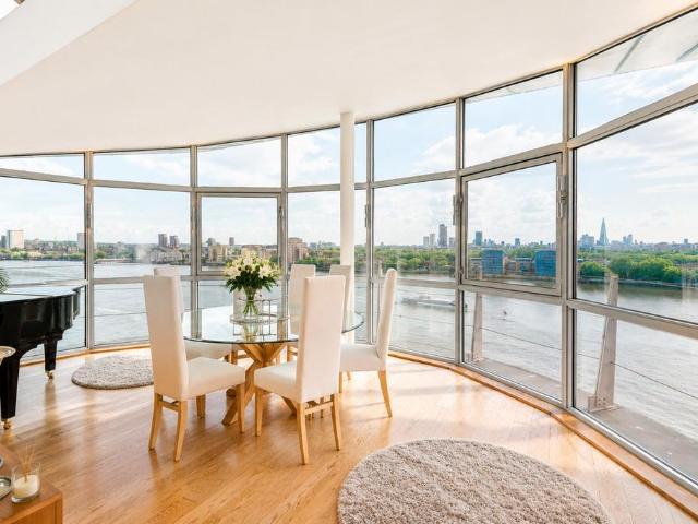 Flat for sale in Canary Wharf, Greater London