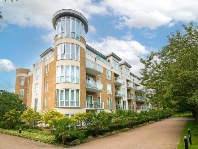 Flat for sale in Kew, Greater London