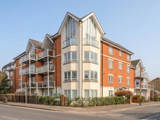 Flat for sale in London Borough of Merton, Raynes Park
