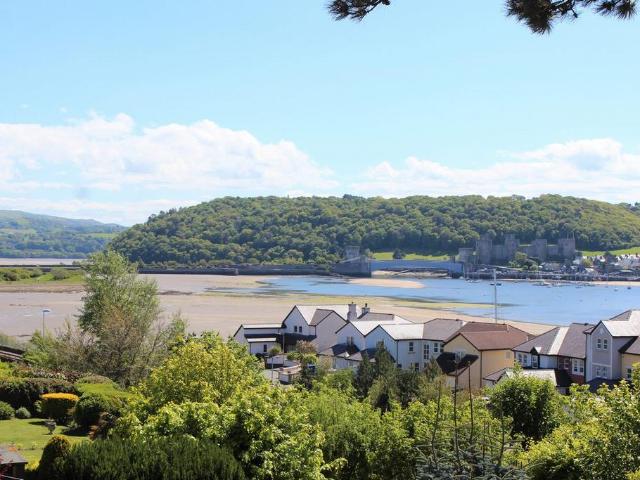 Flat for sale in Conwy, Wales