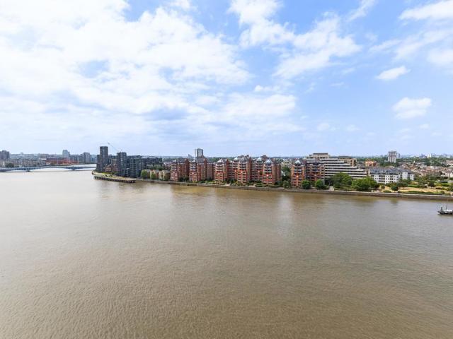 Flat for sale in Battersea, Greater London