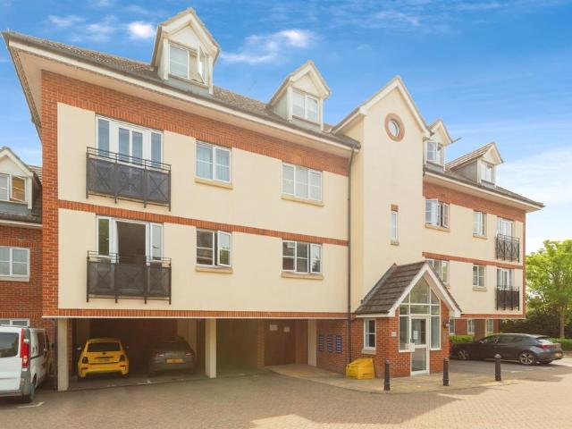 Flat for sale in Victoria Park, Aylesbury