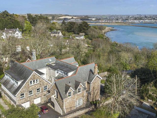Flat for sale in Penbeagle, Cornwall