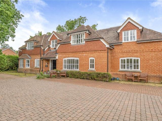 Flat for sale in Lower Bourne, Fole