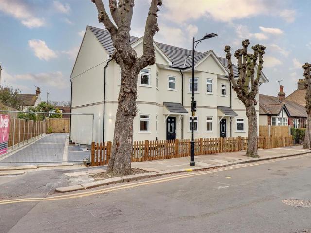 Flat for sale in Prittlewell, Alton Barnes