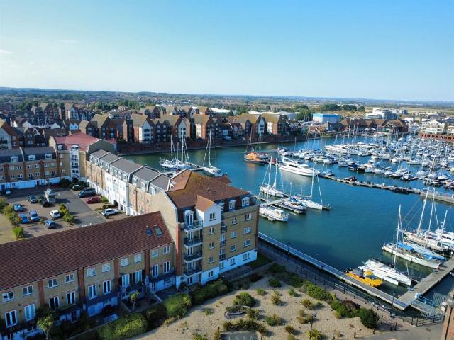 Flat for sale in Sovereign Harbour, Eastbourne