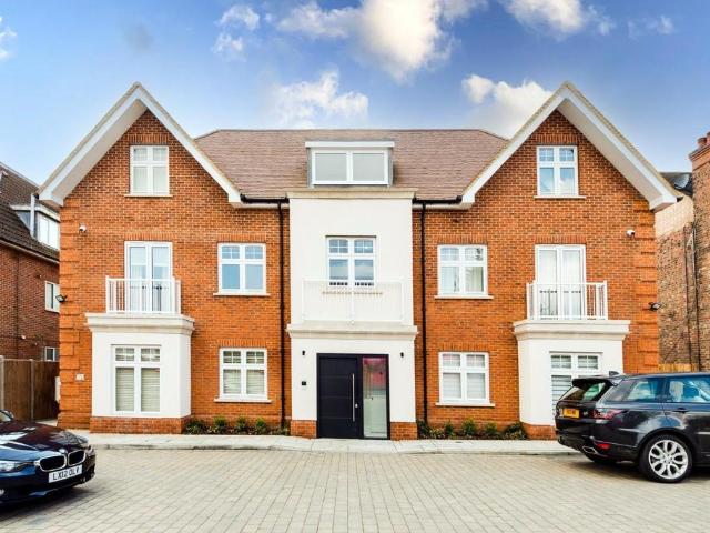 Flat for sale in Oakleigh Park, Greater London