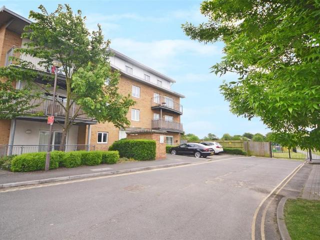Flat for sale in London Borough of Hounslow, Spring Grove
