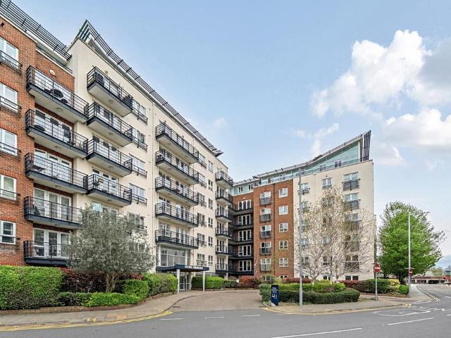 Flat for sale in Norbiton, Greater London