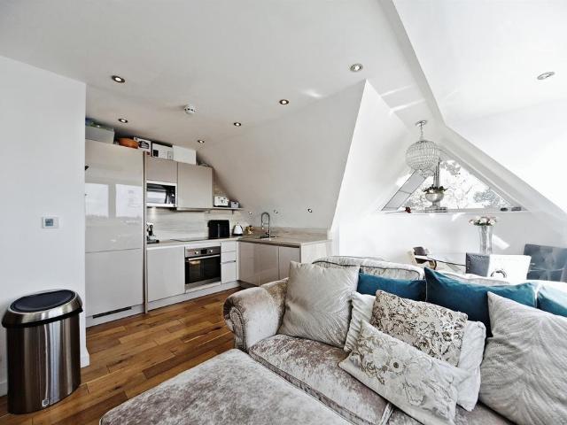 Flat for sale in Caterham on the Hill, Hillview