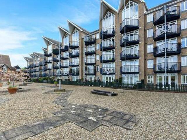 House for sale in Chatham Docks, Chatham