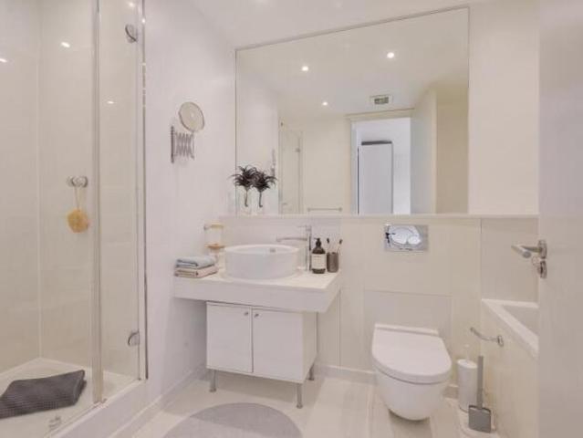 Apartment for sale in London Borough of Richmond upon Thames, Greater London