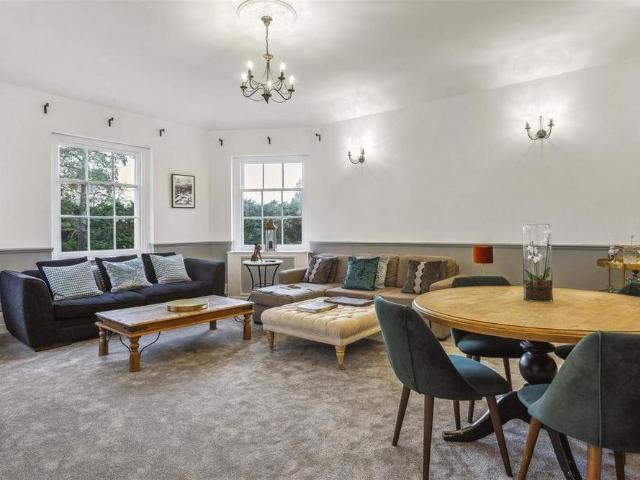 House for rent in Row Town, Surrey