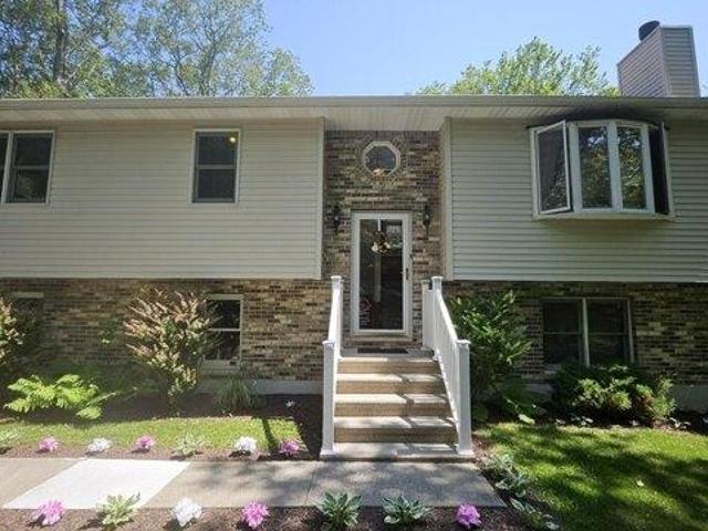 House for sale in Pocono Summit
