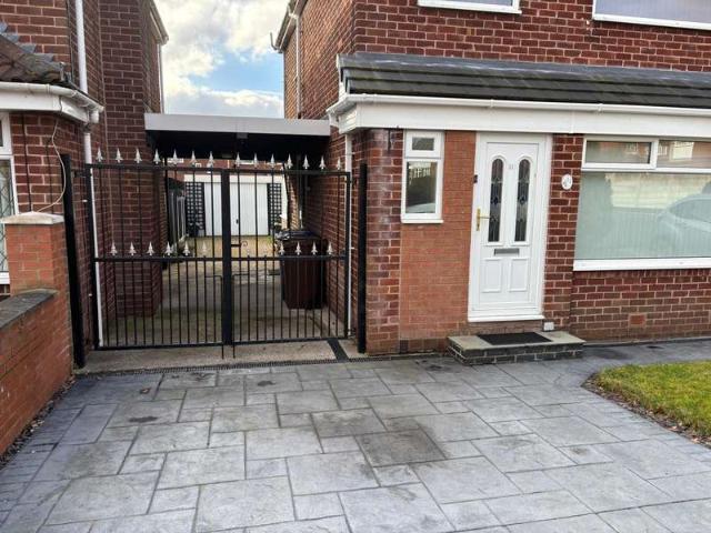 Property for rent in Hurst Cross, Greenheys