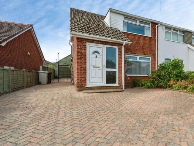 Property for sale in Holton le Clay, Belleau