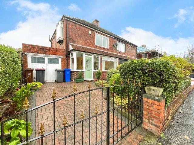 Property for sale in Linnyshaw, Salford