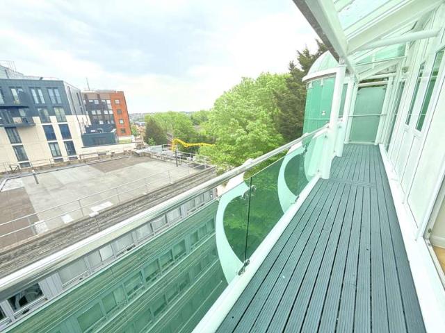 Flat for sale in New Barnet, Greater London